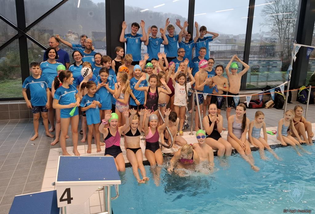 Kinder beim fröhlichen Schwimmen – SV Aegir Arnsberg