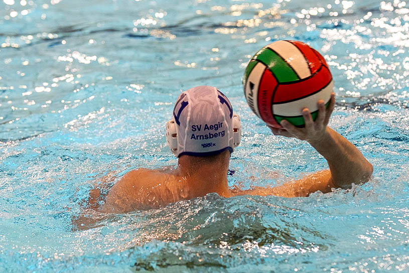 Wasserball-Spieler mit Ball – SV Aegir Arnsberg